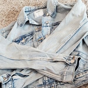 Womens old navy jean jacket only worn once.